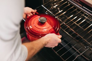 W czym piec i zapiekać? Przegląd naczyń do piekarnika