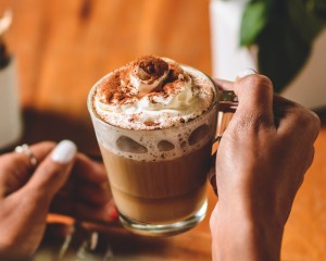 Ekspres do kawy i czekolady: czy warto dopłacić za ten luksus?