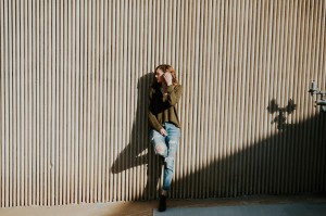 Ponadczasowy jeans w modzie damskiej - z czym nosić i jak dobrać?