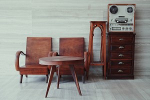 Naturalne meble z drewna do salonu - do jakich aranżacji je wybrać?