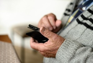 Smartfon odpowiedni dla seniora - podpowiadamy, na co zwracać uwagę