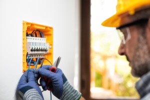 Praca elektryk za granicą: szanse i możliwości - jak znaleźć wiarygodne zatrudnienie?