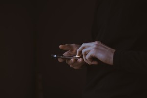 Monitoring telefonu. Czy można podsłuchać Whatsapp i inne komunikatory?