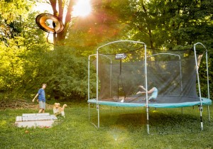 Trampoliny ogrodowe orbitreki - czy warto kupić?