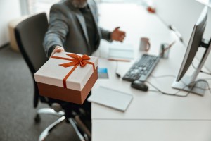 Jak budować relacje z klientami poprzez prezenty biznesowe?