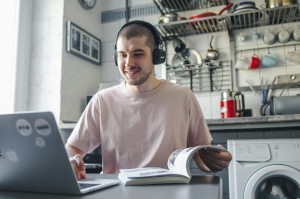 Work life integration a studia hybrydowe - co jest dziś kluczem do zrównoważonej kariery?
