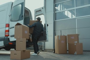 Jak zapobiegać najczęstszym problemom z transportem przesyłki kurierskiej?
