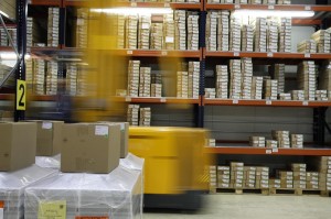 Jak projekt układu magazynu wpływa na szybkość i wydajność kompletacji zamówień?