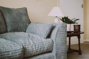 Sofa czy narożnik ? jak wybrać mebel wypoczynkowy, który nie zrujnuje budżetu