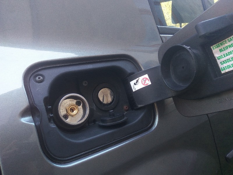 Wlew instalacji LPG w samochodzie