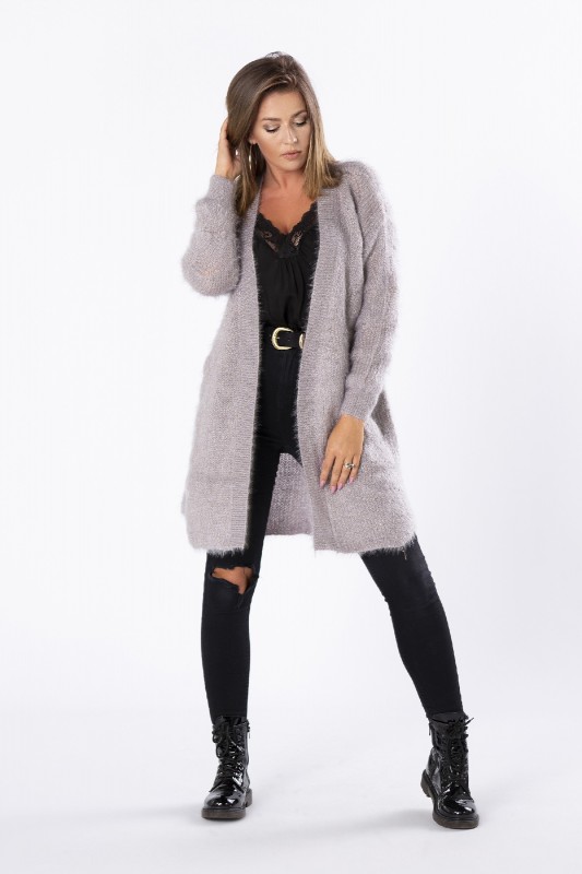 Sweter narzutka – wygoda, ciepło, luz, a zarazem elegancja