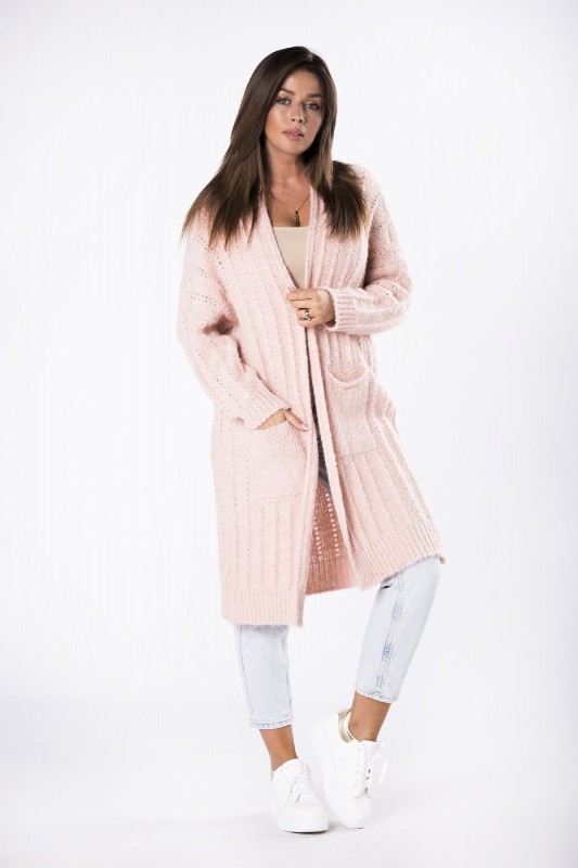 Sweter narzutka – wygoda, ciepło, luz, a zarazem elegancja