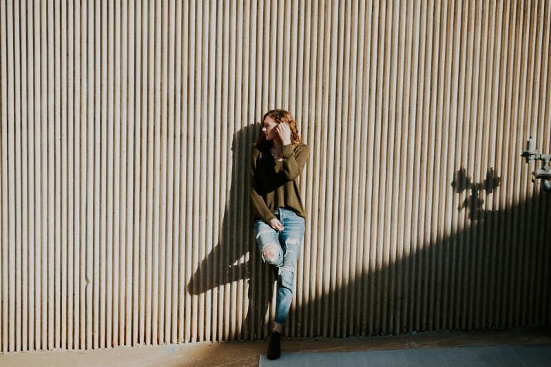 Ponadczasowy jeans w modzie damskiej - z czym nosić i jak dobrać?